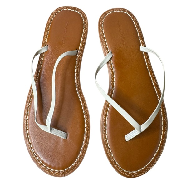 Vineyard Vines Silver Skinny Strap Patent Leather Flip Flops size 9 - Picture 1 of 4